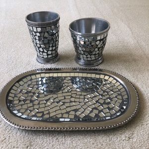 Mirrored bathroom decor